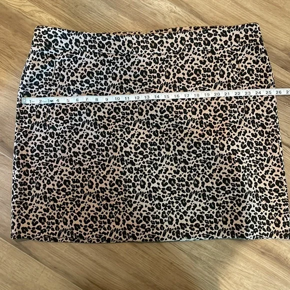 LOFT PLUS Leopard Print Jacquard Skirt with Flat Front Pockets - Picture 12 of 13